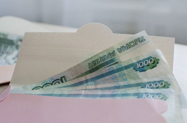 卢布钞票，白底信封里的现金。钱储蓄的概念。图片下载