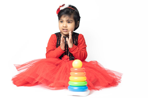 亚洲印度女孩玩堆叠块与排序形状孤立在白色背景。趣味，活动，学前，教育，幼儿园，学习，家庭，学校，托儿所，日托，概念图片下载