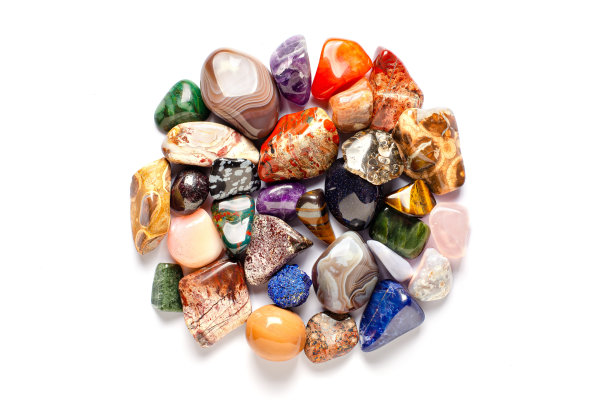 白色背景上的矿物石头。在占星术和替代或补充医学中使用矿物和水晶的概念。副本的空间。图片下载