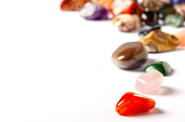 白色背景上的矿物石头。在占星术和替代或补充医学中使用矿物和水晶的概念。副本的空间。选择性聚焦图片下载