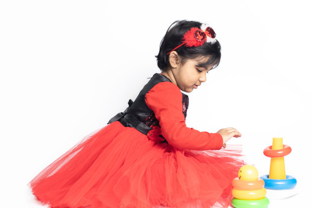 亚洲印度女孩玩堆叠块与排序形状孤立在白色背景。趣味，活动，学前，教育，幼儿园，学习，家庭，学校，托儿所，日托，概念图片下载