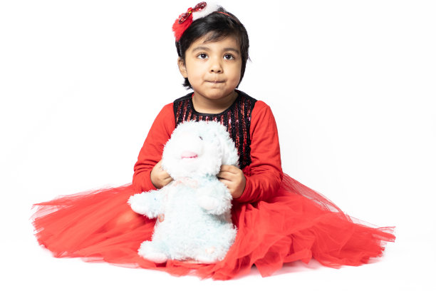 可爱的亚洲印度女孩玩软玩具。孤立的白色背景。趣味，活动，幼儿园，生日，参与，童年，休闲，学前教育，爱，温柔概念图片下载