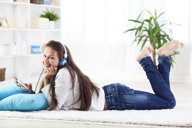 少年听音乐图片下载