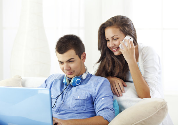 青少年享受快乐时光图片下载