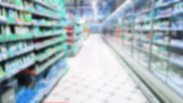 超市背景的抽象模糊图像。摆放新鲜产品的散焦货架。食品杂货店购物。商店。零售行业。食品质量。架子上。折扣。通货膨胀和危机概念。过道。图片下载