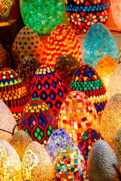 埃及沙姆沙伊赫夜市上的埃及蛋形马赛克灯图片下载