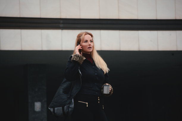 叫辆出租车，赶紧上班图片下载