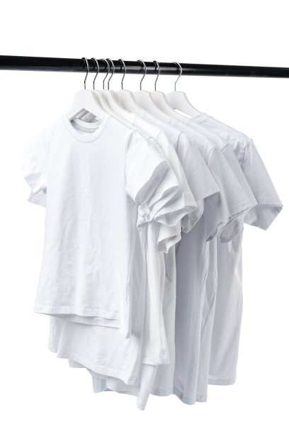衣服挂在白色背景的衣架上。图片下载