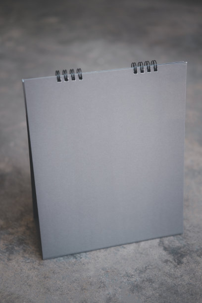螺旋桌面日历在石头背景上。图片下载