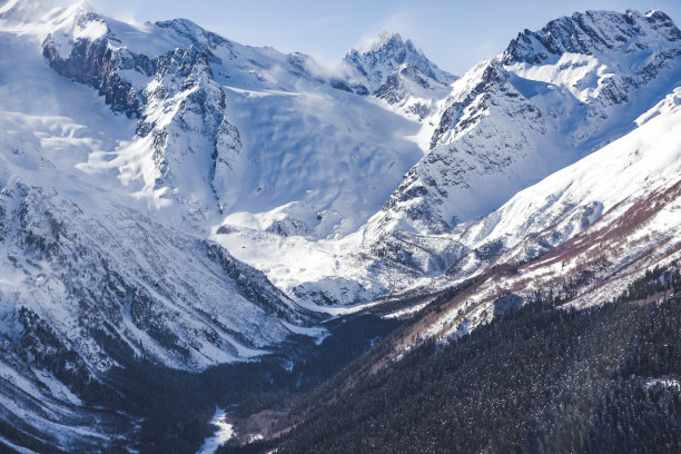 高山峡谷和高耸的悬崖在雪天的Dombay图片下载