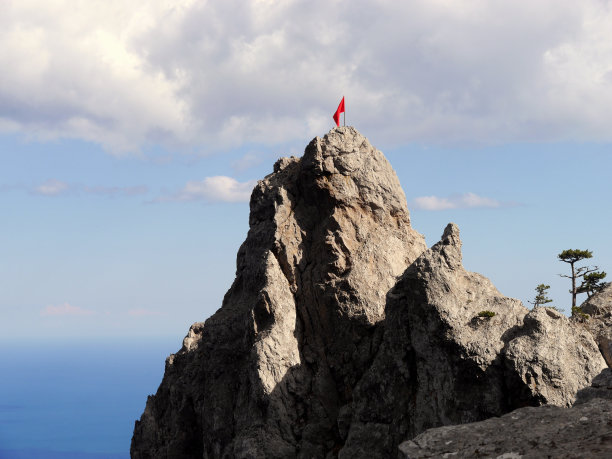 山顶上的红旗图片下载