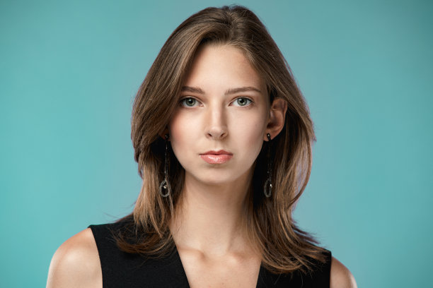 奢华女性的肖像穿着时尚服装和首饰在工作室。malup概念与空的复制空间。特写照片。青绿色的背景图片下载