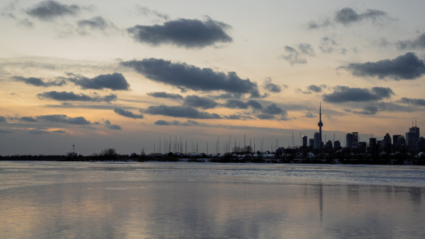 冬天的多伦多公园，背景是市中心。图片下载