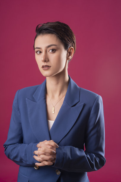 工作室腰部以上的肖像，一个美丽的短头发商人与交叉的双臂。图片下载