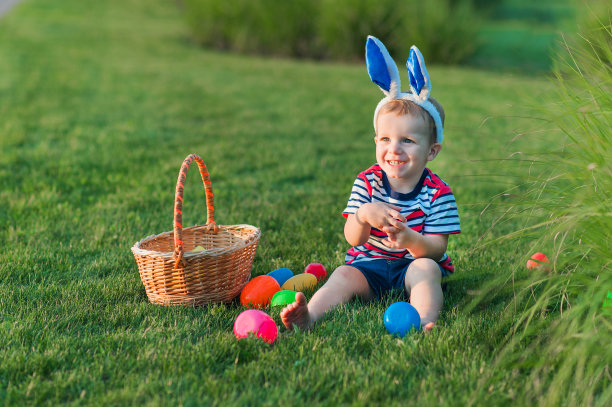 幼儿蛋猎人的特写。孩子们在大自然中为复活节活动。图片下载