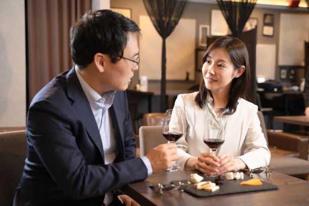 男男女女在餐厅里喝酒敬酒图片下载