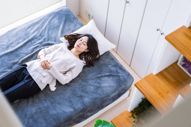 年轻女子在床上打盹图片下载