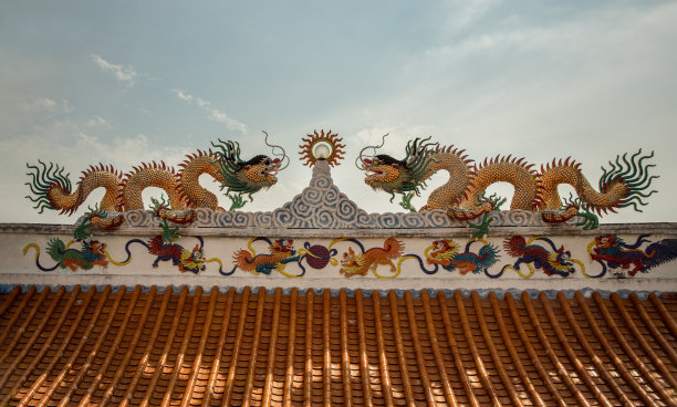 双龙雕塑装饰在中式寺庙屋顶上。图片下载