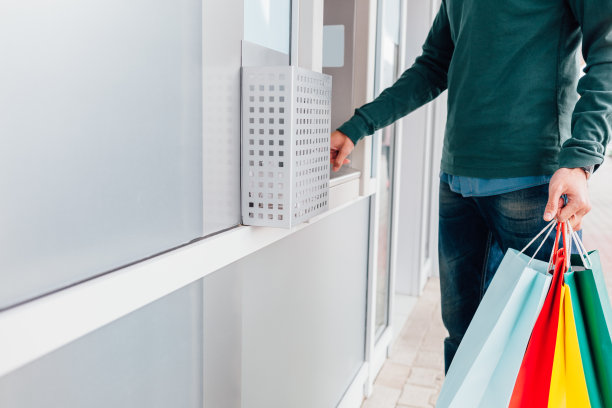 男子从自动取款机取钱图片下载