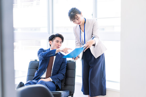 一个年轻的商人和他的秘书图片下载