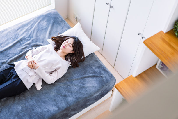 年轻女子在床上打盹图片下载