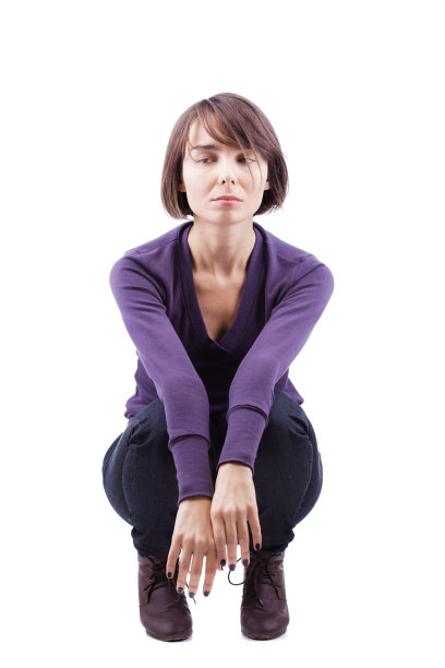 蜷伏着悲伤的短发女孩图片下载