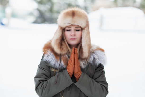 女人在冬天的户外放松和冥想图片下载