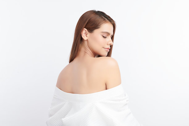 美丽年轻的亚洲女性干净清新的皮肤在白色背景，面部护理，面部护理，美容，美容和水疗，亚洲女性肖像。图片下载