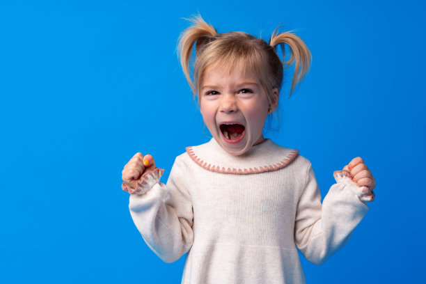 蓝色背景上的淘气小女孩图片下载