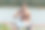 一个有魅力的男性运动员在锻炼完后坐在公园里，喝了一瓶水图片下载