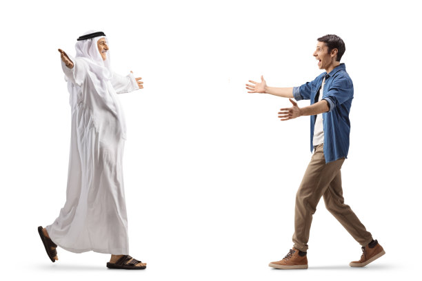 阿拉伯男子张开双臂走向一位年轻男子的全身照图片下载