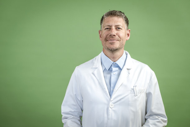 穿白色外套和蓝色衬衫的男人图片下载