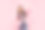 高兴的少女背着双肩包戴着耳机上粉色背景，受教育图片下载