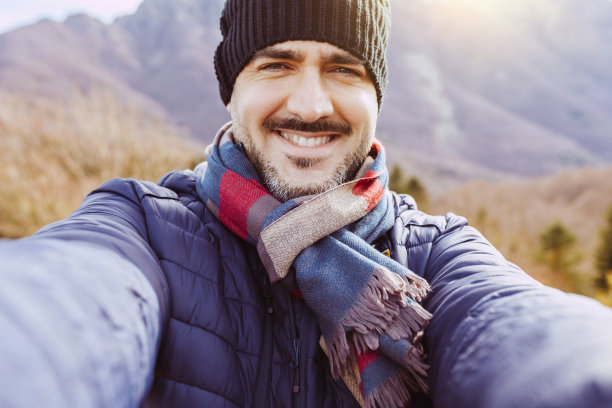 徒步旅行者在山顶自拍图片下载