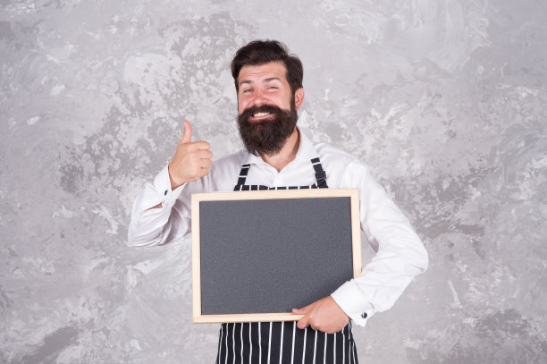 大胡子大厨开心地竖起大拇指。成功的厨师生涯。最好的菜。欢迎登机。野蛮人嬉皮士抓黑板，抄写空间。咖啡要走。城里最好的价格图片下载