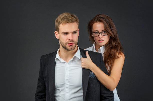 穿着商务装的性感情侣，背景为黑色图片下载