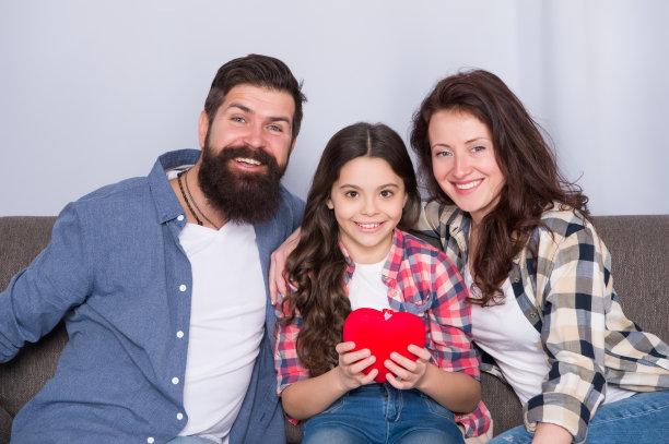 简单的在一起。爱是我们所需要的一切。快乐的家庭放松在家里。家庭的周末。父母爱女儿。有父母的小女孩。信任和相对关系。男人和带着孩子的女人图片下载