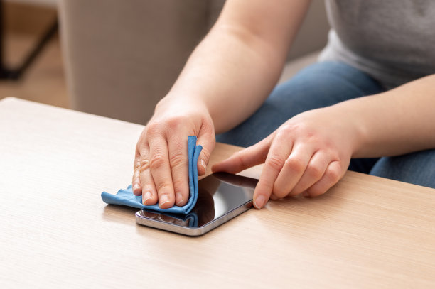 女人在洗手机图片下载