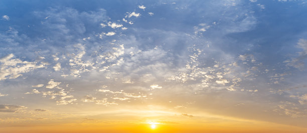 多云的早晨天空，阳光明媚，全景的自然背景图片下载