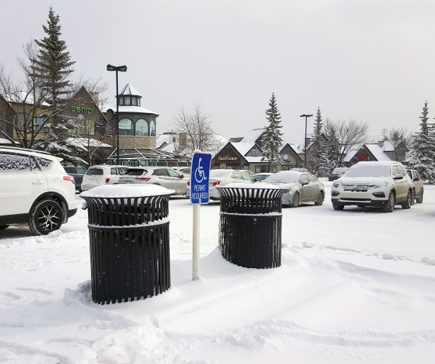 现代冬季停车场，为残疾人士配置图片下载