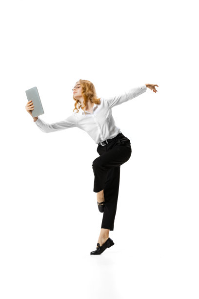 时尚现代商业女士在行动，运动孤立在白色背景。金融、芭蕾、艺术、商业、美容理念。当代的舞者图片下载