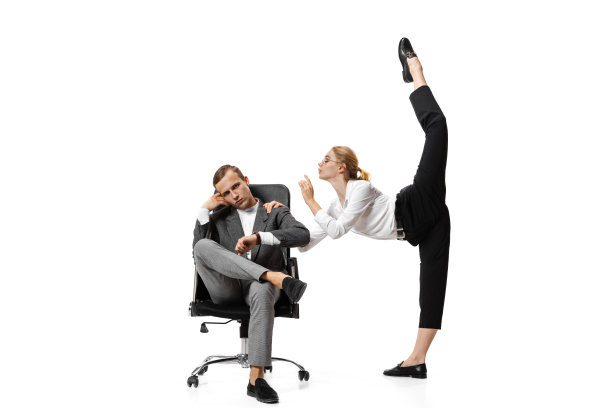 同事。两名穿着西装的时髦办公室职员在白色背景下单独行动。艺术、美、时尚、经营理念图片下载