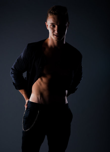 照片中有吸引力的年轻白人男子穿着随意看着相机图片下载