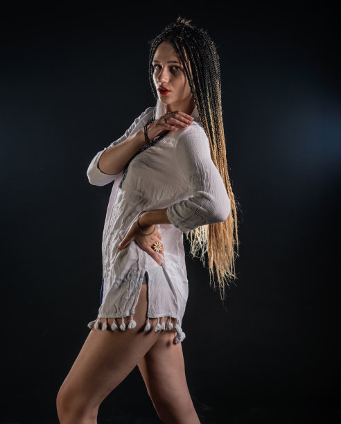 有吸引力的女性女权主义waring部落短白裙。黑色背景上的孤立照片。女人女王的概念。图片下载