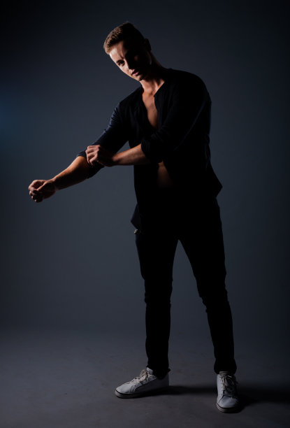 穿着时尚服装的摩登男人在演播室摆姿势图片下载