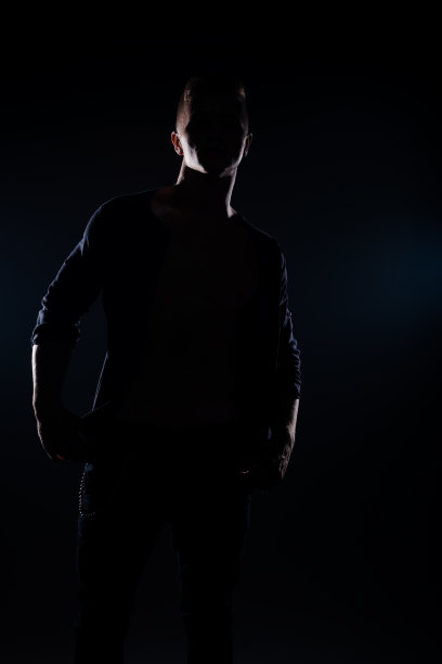 英俊的轮廓有吸引力的白人男性在黑色牛仔裤和衬衫图片下载