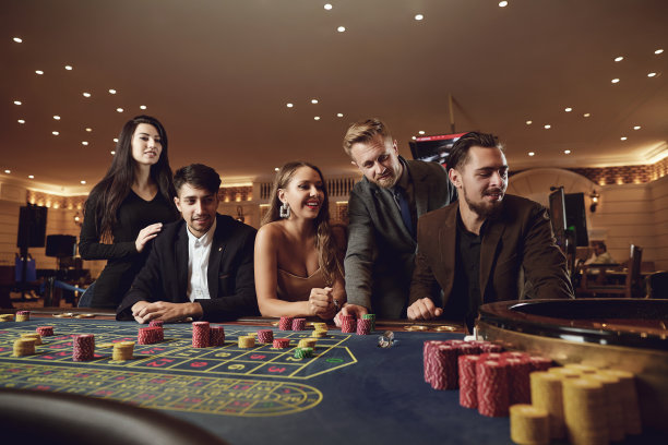 朋友们在赌场赌博。图片下载