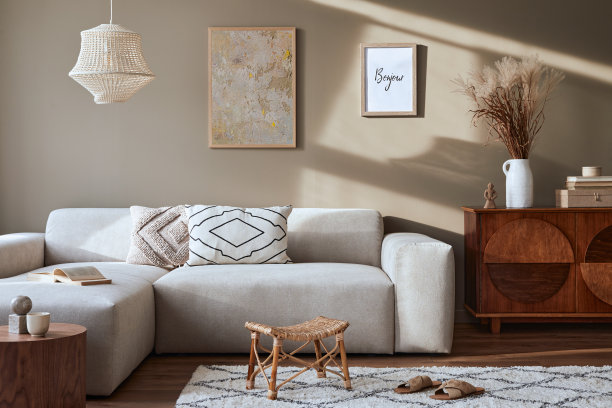 室内设计舒适的客厅与时尚的沙发，咖啡桌，花瓶，模拟海报，地毯，装饰，枕头，格子和个人配件在现代家居装饰。模板。图片下载