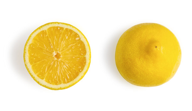 柠檬切成两半在孤立的白色背景图片下载