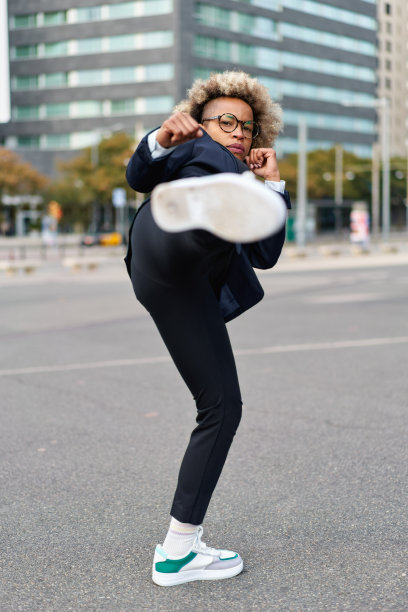 商业非裔美国女孩在战斗姿势的肖像。艰难的经营理念图片下载